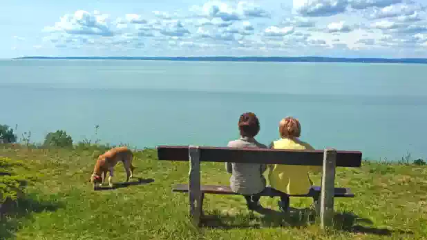 Kilátás a Balaton egész keleti medencéjére Siófoktól - Balatonakarattyáig