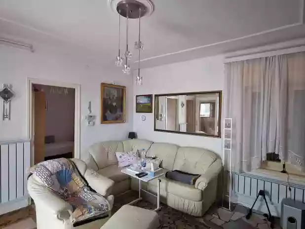A kép, a 15,24 m2 alapterületű lakószobát ábrázolja