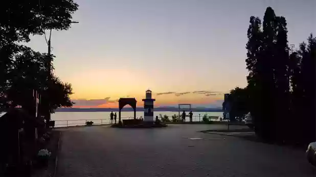 Pár lépés után, mindig ebben a csodálatos balatoni panorámában gyönyörködhet