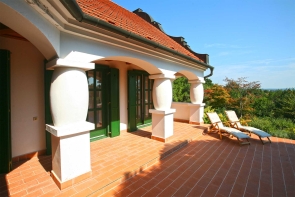 Balaton északi partján új építésű lakóház, kis panorámával eladó