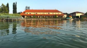A Balaton déli partján, 48 fő elhelyezését biztosító, 18 apartmanos közvetlen vízparti vendégház, eladó