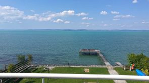 Balaton partján, Budapesthez közel, közvetlen vízparti apartman eladó