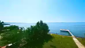 Gyönyörű tópanoráma a túlpart hegyeire,