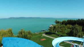 5 lakásos lakóház a Balatontól 300 méterre eladó