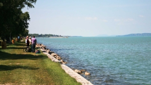 Vízparti téglalakás, kilátással a Balatonra