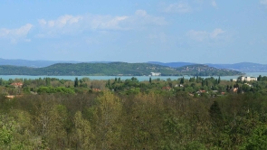 A Balaton déli partján, panorámás présház-nyaraló eladó