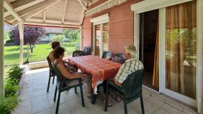 Balatonalmádiban, vendégmarasztaló lakóház eladó