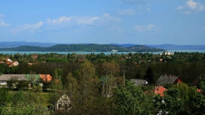 Kőröshegyen, eladó házat, nyaralót, üdülőt keresek Vevőimnek