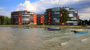 Siófokon, strand közelében, lakóparkban, egyedi fűtésű, erkélyes lakás eladó