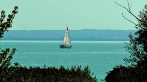 A Balatonnál, csendes, nyugodt közvetlen vízparti nyaraló eladó