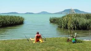 Kert végében hullámzik a Balaton