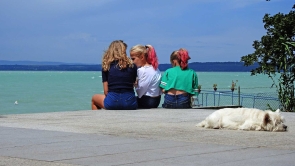 Szeretnénk a Balatonnál felnőni, közvetlen a vízparton...