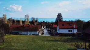 Dekoratív, panorámás családi lakóház, a Balaton keleti partján eladó