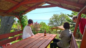 Búfelejtő hegyi hajlék a Balaton északi partján, eladó