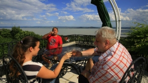 Balatoni panorámás dombház eladó