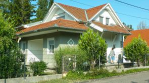 Siófokon a szabad strandtól 154 méterre, 3 apartmanos nyaraló eladó