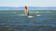 Siófok, szörfbeach. A profik, erős szélben is talpon maradnak.